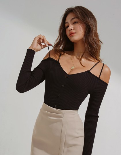 Two-Line Cut-Shoulder Knitted Top